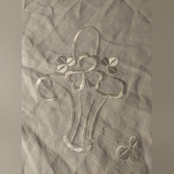 Vintage Small Linen Table Covering with Clover Basket Embroidered Embellishments - Picture 1 of 8